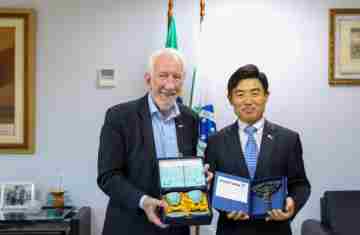  Piana recebe cônsul-geral da Coreia do Sul para tratar da instalação da LG no Paraná